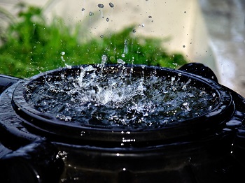 Dešťovou vodu můžete využívat i v domácnosti